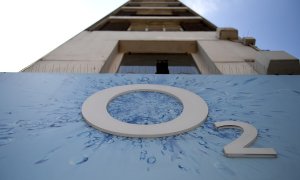 El logo de O2 en una de las tiendas de la filial de Telefónica en Londres.  EFE/EPA/NEIL HALL