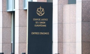 Pla curt del cartell del Tribunal de Justícia de la UE (TJUE) a Luxemburg. NATÀLIA SEGURA / ACN