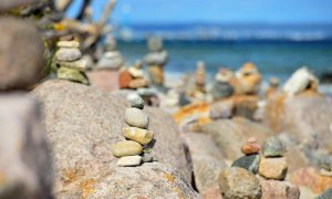 Apilar piedras constituye un grave atentado al medio ambiente y al paisaje de las áreas naturales. / GettyImages