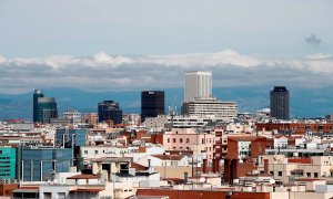 Vista de un cielo prácticamente limpio de contaminación de la ciudad de Madrid el pasado mes de abril./ Javier López (EFE/Archivo)