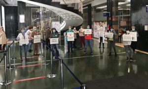 Sanitarios del hospital de Cruces en Bilbao en la protesta contra el lehendakari Urkullu./ LAB