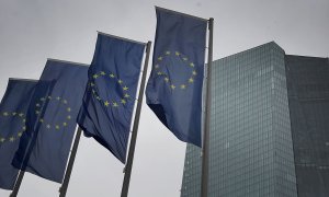 Banderas de la UE delante del edifio de la sede del BCE en Fráncfort. AFP/Daniel Roland