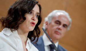 La presidenta de la Comunidad de Madrid, Isabel Díaz Ayuso, junto al consejero de Sanidad, Enrique Ruiz Escudero, durante una rueda de prensa. EFE/Javier Lizón/Archivo