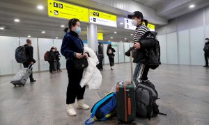 Imagen de unos turistas en un aeropuerto. EFE/EPA/Sergei Chirikov