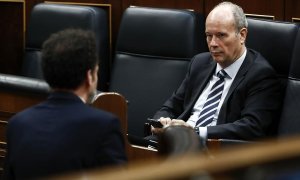 El ministro de Justicia, Juan Carlos Campo, conversa desde el banco azul con el diputado de Ciudadanos Edmundo Bal durante el debate sobre el plan de choque ante el tsunami judicial . EFE/MARISCAL.