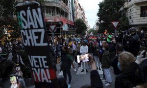 13/05/2020.- Vecinos del madrileño barrio de Salamanca participan en una protesta contra el Gobierno por su gestión en la crisis del coronavirus, este miércoles en Madrid. / EFE - RODRIGO JIMÉNEZ