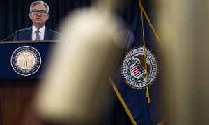 El presidente de la Reserva Federal de EEUU (Fed), Jerome Powell, en una rueda de prensa a comienzos de marzo, cuando el banco central estadounidense adoptó sus primeras medidas de emergencia para hacer frente a la crisis del coronavirus. AFP/Eric Baradat