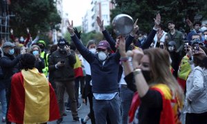 GRAF5174. MADRID, 13/05/2020.- Vecinos del madrileño barrio de Salamanca participan en una protesta contra el Gobierno por su gestión en la crisis del coronavirus, este miércoles en Madrid. EFE/ Rodrigo Jiménez