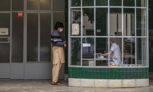 Una professional sanitària del CAP (centres d'atenció primària), atén una visita, durant el seixantè dia de l'estat d'Alarma decretat pel Govern espanyol per controlar la pandèmia del coronavirus. EFE/ Enric Fontcuberta