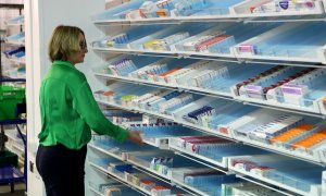 Estantes con medicamentos en la farmacia de un hospital. REUTERS