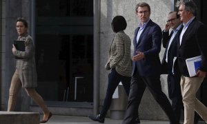 El presidente de la Xunta, Alberto Núñez Feijóo (c), junto a sus asesores y el portavoz del PP en el Parlamento, Pedro Puy (d), tras la reunión con los representantes de los partidos, para concretar la fecha de las próximas elecciones autonómicas, en Sant