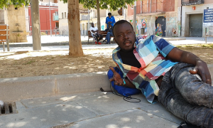 Un africano pasa el día en el Casco Antiguo de Lleida mientras aguarda a encontrar un trabajo.