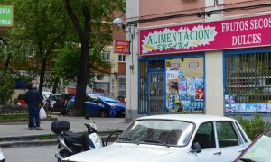 Dos vecinos del Barrio del Pilar conversan en la calle –pese a la prohición– frente a un local de alimentación regentado por una familia china. JOSE CARMONA.