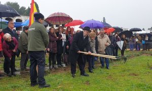 Familiares de víctimas de la fosa de Pico Reja en el transcurso de los trabajos. AYUNTAMIENTO DE SEVILLA.