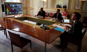 El presidente francés Emmanuel Macron escucha a la canciller alemana Angela Merkel durante una videoconferencia en el Palacio del Elíseo. REUTERS/Francois Mori/Pool