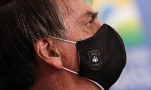 14/05/2020 - El presidente Jair Bolsonaro, el pasado día 14 de mayo usando una mascarilla entregada por un colectivo de policías federales. MARCOS CORRÊA/ PR.