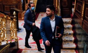 El portavoz de ERC Gabriel Rufián y el vicepresidente Pablo Iglesias (detrás) asisten al pleno del Congreso que ha debatido la quinta prórroga del estado de alarma. - EFE/Kiko Huesca POOL