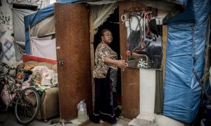 Felicia Vanjo, de 55 años y originaria de Rumanía, en la cabaña donde vive en Granada. En estos días, el estado de alarma le impide salir a recoger chatarra, por lo que carece de ingresos para comprar comida o medicación. Vive con otras diez personas ruma