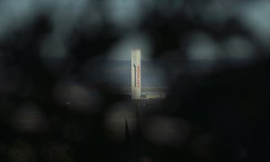 Torre de la planta solar 'Solúcar' de Abengoa, en la localidad sevillana de Sanlucar la Mayor. AFP/CRISTINA QUICLER