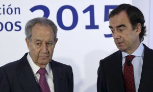 El presidente de OHL, Juan Miguel Villar Mir, junto a su hijo y sucesor en la presidencia de la compañía, durante la presentación del balance de resultados en febrero de 2015. REUTERS