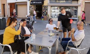 La terrassa d'un bar de Calella, el 19 de maig de 2020 (horitzontal). JORDI PUJOLAR / ACN