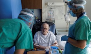 un enfermero y una enfermera, con un paciente en un hospital de Cambridge esta semana. Kirsty Wigglesworth / REUTERS