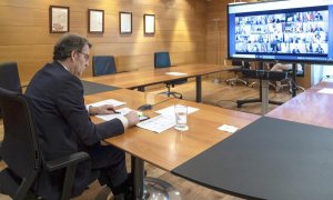 El presidente de la Xunta, Alberto Núñez Feijóo, durante la videoconferencia con el presidente del Gobierno, Pedro Sánchez, y los demás presidentes autonómicos para evaluar la situación ante el coronavirus, esta mañana en Santiago de Compostela. EFE/XUNTA