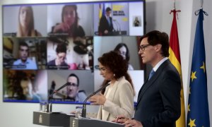 El ministro de Sanidad, Salvador Illa, y la portavoz del Gobierno y ministra de Hacienda, María Jesús Montero, durante una rueda de prensa tras la videoconferencia en La Moncloa con los presidentes de comunidades y ciudades autónomas en relación a la dese