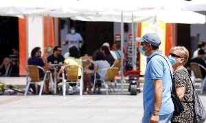 Varios ciudadanos pasean por Córdoba, este domingo, en la víspera del pase de la provincia a la fase 2 de la desescalada por COVID-19. EFE/Salas