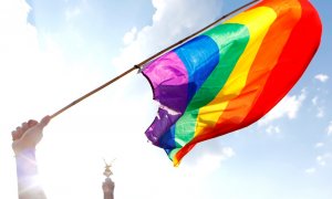 Una persona sostiene una bandera LGBT frente a la Columna de la Victoria de Berlín durante el desfile anual del Orgullo LGBT. REUTERS / Axel Schmidt / Archivo