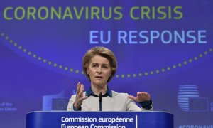 La presidenta de la Comisión Europea, Ursula von der Leyen, en una rueda de prensa en Bruselas a mediados de abril sobre las medidas de la UE frente a la pandemia del coronavirus. AFP/John Thys/Pool