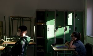 OURENSE, 26/05/2020.- Segundo día de Galicia en fase 2. Alumnos de segundo de bachillerato durante una clase en las aulas del IES As Lagoas, este martes en Ourense. El retorno parcial y voluntario a las aulas está reservado a los estudiantes de 2º de bach