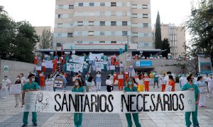 GRAF1941. MADRID, 25/05/2020.- Miembros del personal sanitario del Hospital Gregorio Marañón posan con una pancarta en la que se lee "Sanitarios necesarios" durante una concentración este lunes en el exterior del hospital en Madrid, en la primera jornada