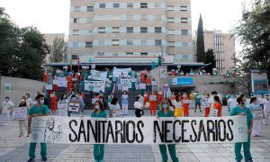 Miembros del personal sanitario del Hospital Gregorio Marañón. / EFE/Emilio Naranjo