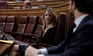 El líder del PP, Pablo Casado (d), y la portavoz popular, Cayetana Álvarez de Toledo, durante la sesión de control al Gobierno celebrada este miércoles en el Congreso. EFE/Chema Moya