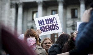 Una mujer levanta un cartel de 'Ni una menos' durante una concentración / EFE / Archivo