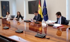 La ministra de Hacienda, María Jesús Montero, la vicepresidenta de Transición Ecológica, Teresa Rivera, el presidente del Gobierno, Pedro Sánchez, y el ministro de Sanidad, Salvador Illa./ Moncloa,