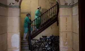 Des de l'inici de la crisi del coronavirus, les visites i atencions domiciliàries per part d'infermeria i metges del CAP del Raval han augmentat considerablement. EFE/Enric Fontcuberta