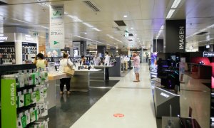 Interior de un Corte Inglés de Palma, en el primer día de la Fase 2 de desescalada. E.P./Isaac Buj