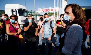 26/05/2020.-La alcaldesa de Barcelona Ada Colau (d) y la de Montcada y Reixac, Laura Campos (i), durante la visita que han realizado para solidarizarse con los trabajadores en huelga en la planta de Nissan en Montcada i Reixac. EFE/ Quique García