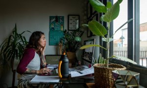 mujer teletrabajo confinamiento