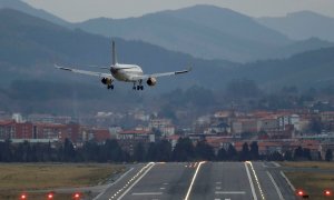 19/05/2020.- Un avión de la aerolínea Vueling toma tierra en el aeropuerto de Loiu, en Bilbao. EFE/ Luis Tejido/Archivo