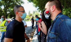 28/05/2020.- Representantes de los trabajadores de Alu Ibérica (la antigua Alcoa) de San Cibrao, Lugo tras reunirse este jueves con representantes de la empresa informarles de las graves circunstancias y de la situación insostenible por la que atraviesa l