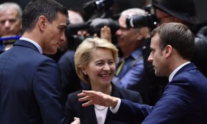 El presidente del Gobierno, Pedro Sánchez, con la presidenta de la Comisión Europea, Ursula Von der Leyen, y el presidente francés, Emmanuel Macron, a su llegada para la cumbre de la UE celebrada en Bruselas en octubre dee 2019, AFP/John Thys