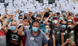 Trabajadores de Nissan protestan ante el concesionario de la marca en Granollers en el marco de las concentraciones que los trabajadores de la empresa realizan este viernes ante los concesionarios más importantes del área de Barcelona tras el anuncio del