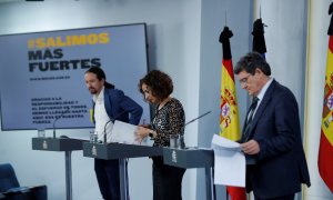 El vicepresidente segundo, Pablo Iglesias (i), la ministra de Hacienda y portavoz del Gobierno, María Jesús Montero (c), yel ministro de Inclusión, Seguridad Social y Migraciones, José Luis Escrivá (d), durante  la rueda de prensa tras el Consejo de Minis