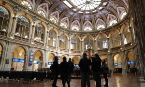 Un grupo de personas en el edificio de la Bolsa de Madrid. E.P./Marta Fernández