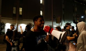 Un hombre protesta en Phoenix tras la muerte de un hombre negro a manos de la policía en Minnesota. REUTERS.