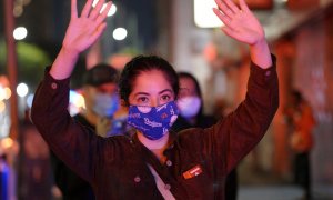 Una mujer levanta las manos durante las protestas en Minneapolis. REUTERS.