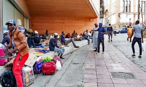 Africanos, en el casco antiguo de Lleida. FERRAN BARBER.